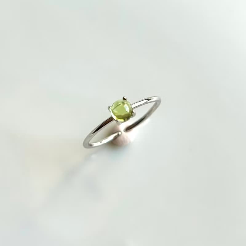 鍍銠+SV925 高等級橄欖石 迷你寶石戒 / 八月誕生石