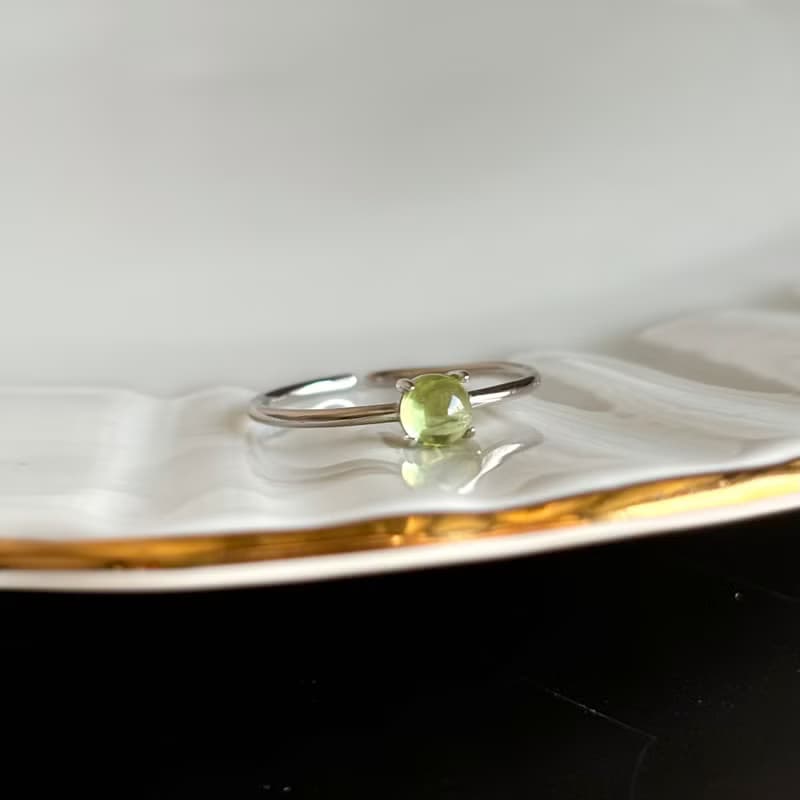 鍍銠+SV925 高等級橄欖石 迷你寶石戒 / 八月誕生石