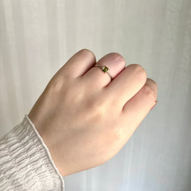 鍍銠+SV925 高等級橄欖石 迷你寶石戒 / 八月誕生石