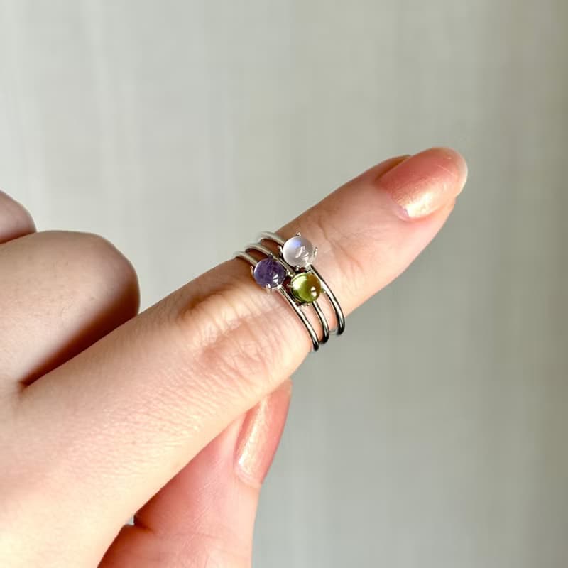 鍍銠+SV925 高等級橄欖石 迷你寶石戒 / 八月誕生石