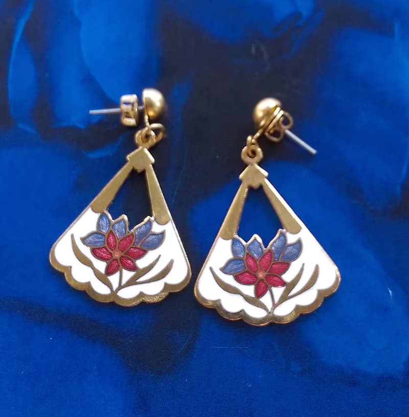 【西洋古董飾品 】景泰藍 白底 三角波浪 花卉 耳勾針 針式耳環