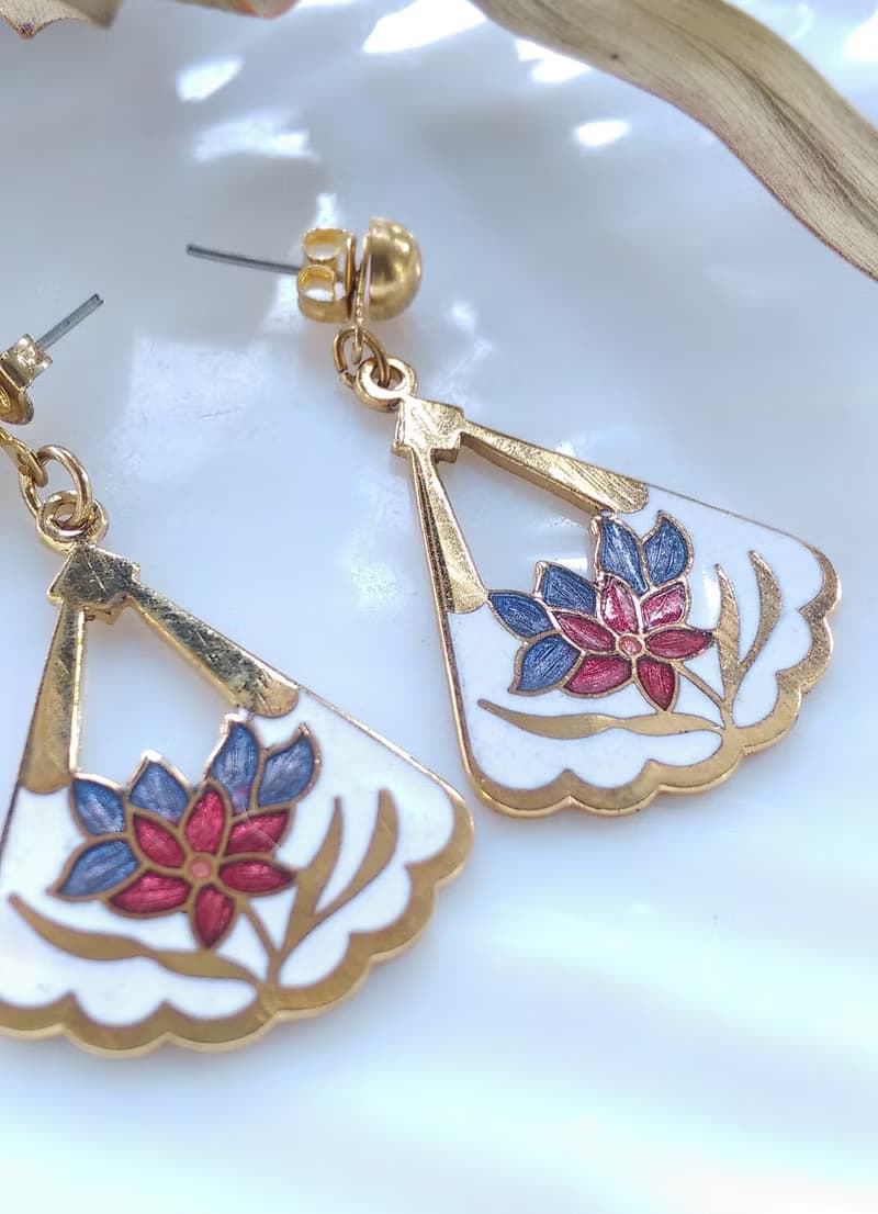 【西洋古董飾品 】景泰藍 白底 三角波浪 花卉 耳勾針 針式耳環