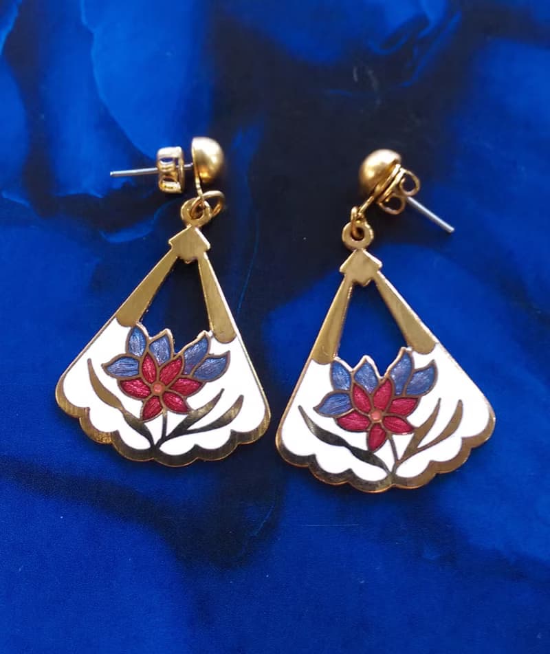 【西洋古董飾品 】景泰藍 白底 三角波浪 花卉 耳勾針 針式耳環