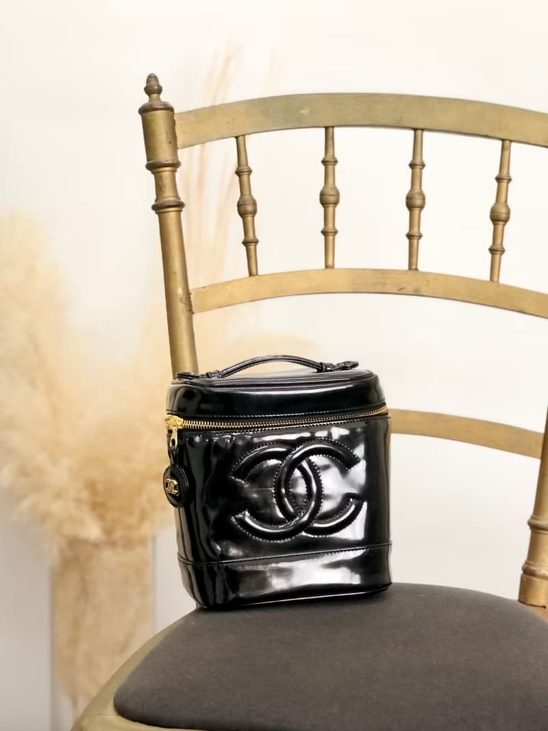 【 日本直送　名牌中古包 】CHANEL シャネル ハンドバッグ ブラック ココマーク エナメル バニティバッグ A01998 vintage hmchpu