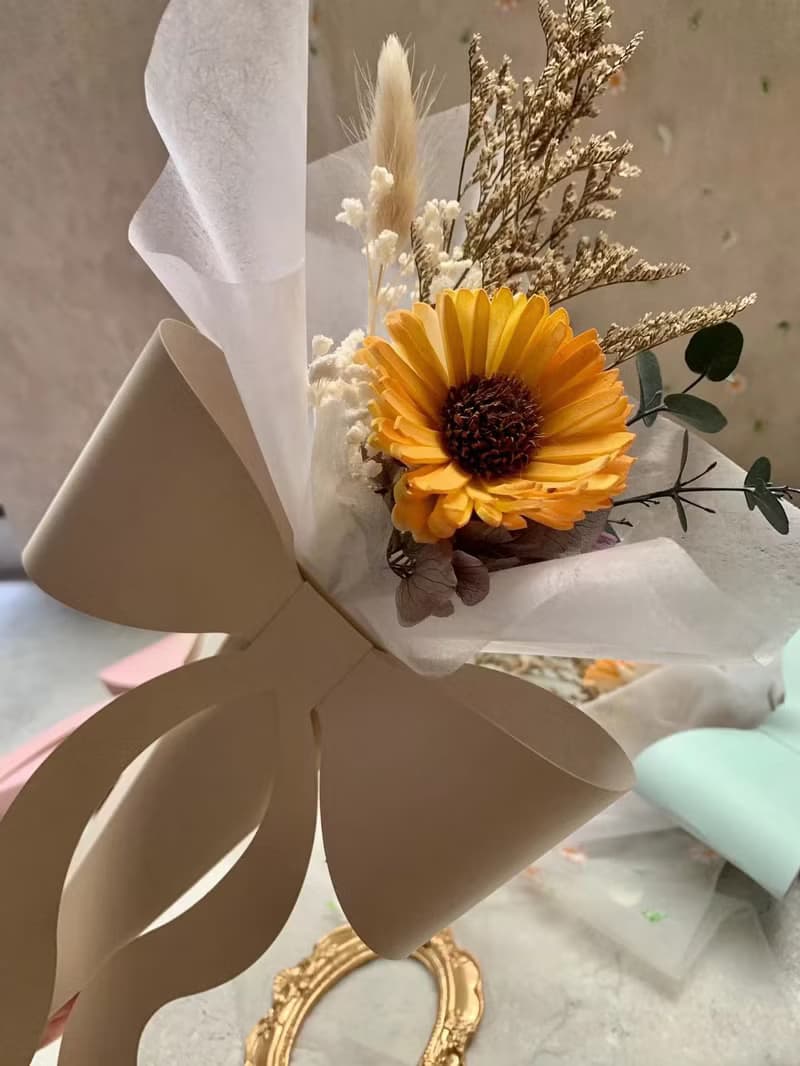 向日葵蝴蝶結花束(附手提袋)  /乾燥花束/紀念禮/祝福花束