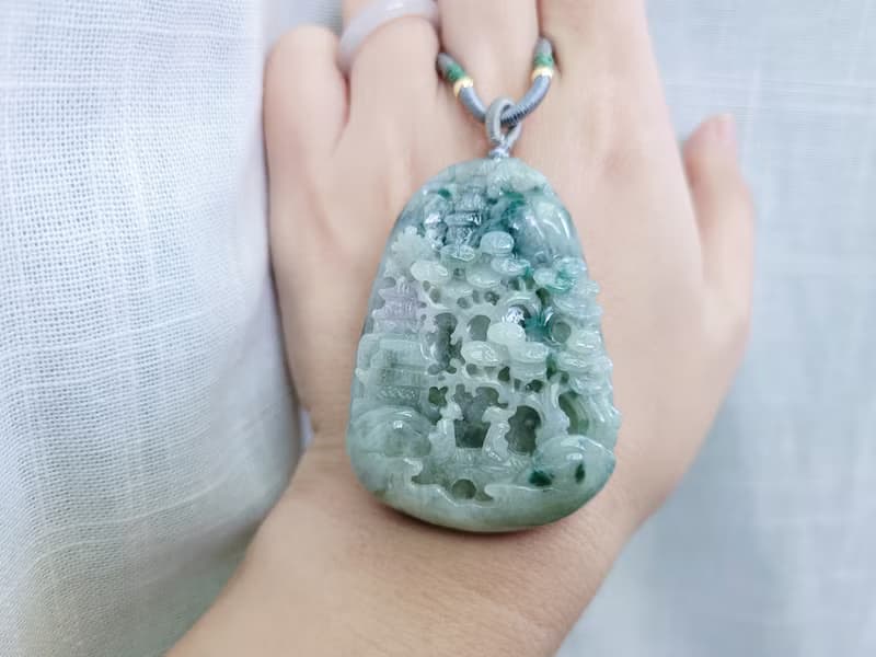 【親翠】天然翡翠 冰藍綠飄花長立體富貴樹山水牌項鍊 | 厚實靠山