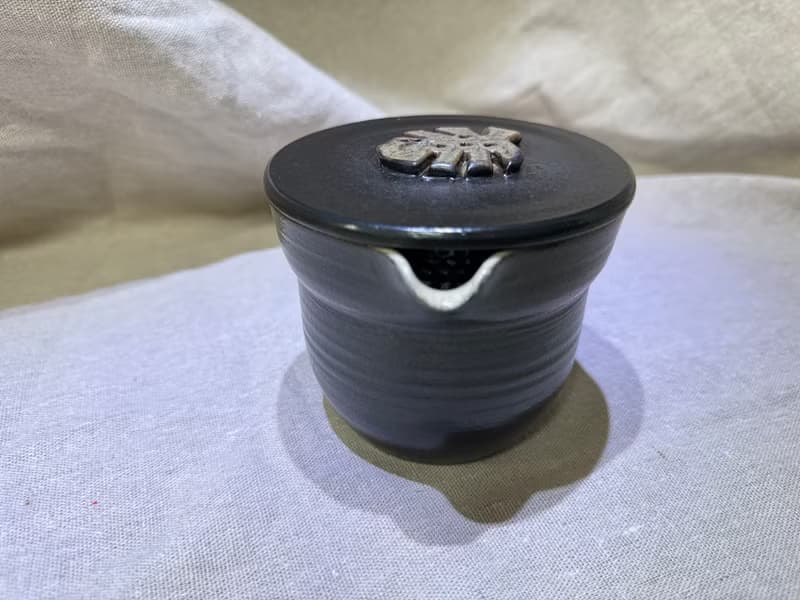 黑釉龜背芋蓋碗