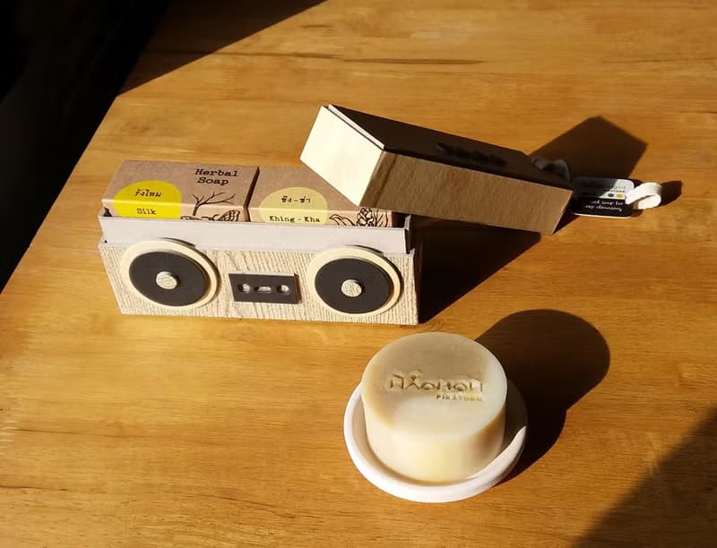 手工肥皂 2 入裝禮物盒 手提收音機造型 3 - 木質紋/奶油色