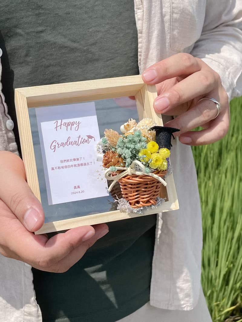 畢業祝福花籃 - 閃耀時光 x 不凋乾燥花透明木框