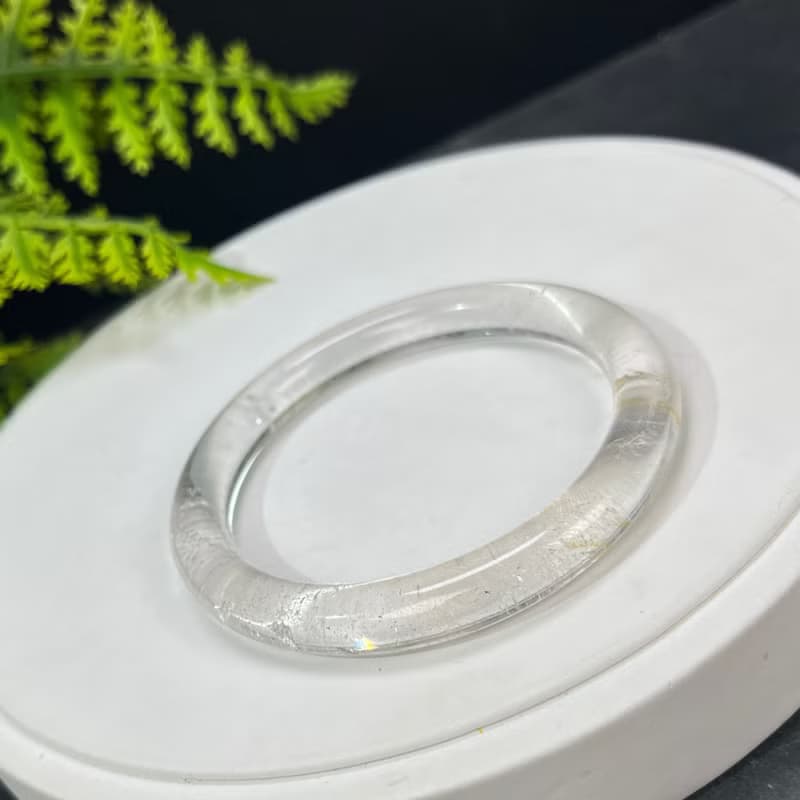 白水晶手镯 53+MM 冰透星光閃片 飄黃膠花 白色水晶手環 淨化心靈