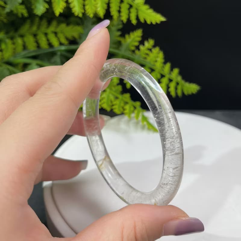 白水晶手镯 53+MM 冰透星光閃片 飄黃膠花 白色水晶手環 淨化心靈