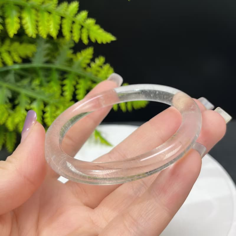 白水晶手镯 53+MM 冰透星光閃片 飄黃膠花 白色水晶手環 淨化心靈