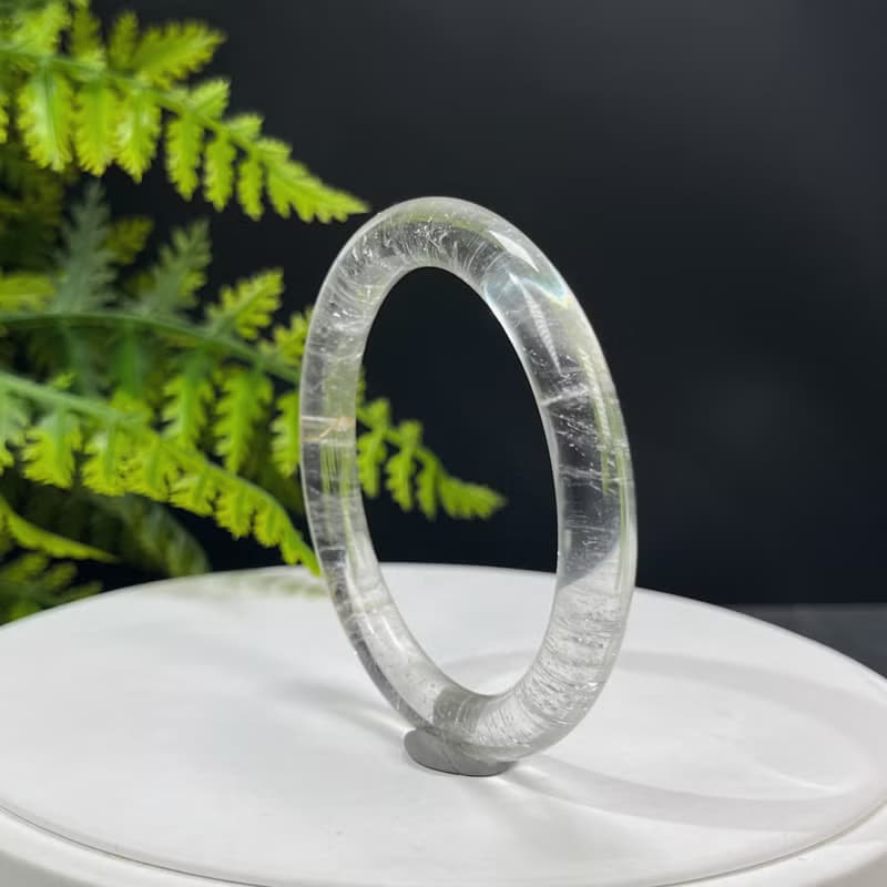 白水晶手镯 53+MM 冰透星光閃片 飄黃膠花 白色水晶手環 淨化心靈