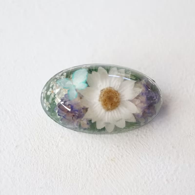 - ramillete 小さな花束 - 花かんざしと八重ウツギのブローチ　楕円型