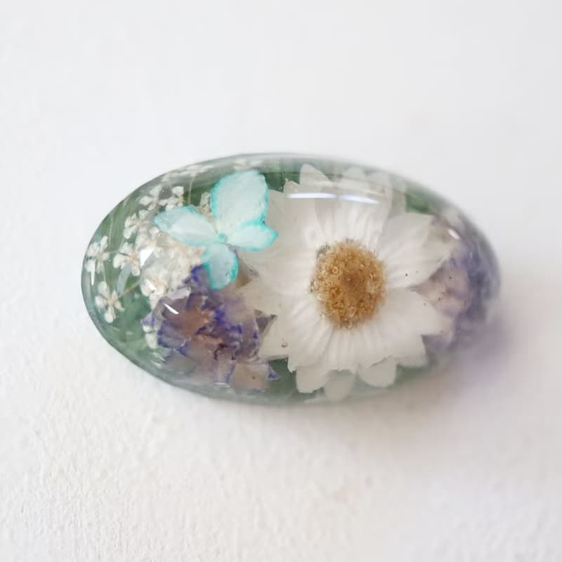 - ramillete 小さな花束 - 花かんざしと八重ウツギのブローチ　楕円型