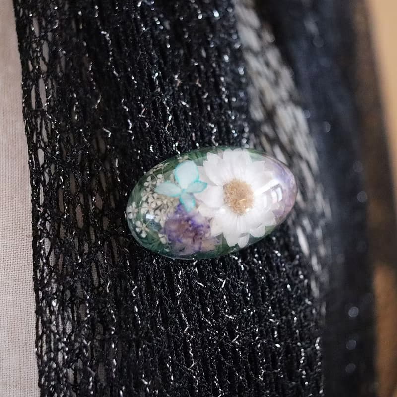 - ramillete 小さな花束 - 花かんざしと八重ウツギのブローチ　楕円型