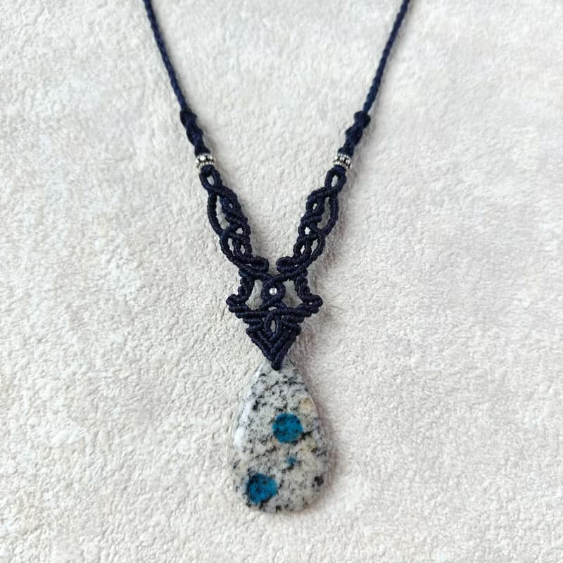 靈性平衡者。K2 Blue。藍銅礦共生石。南美巴西蠟線編織項鍊