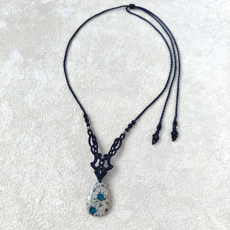 靈性平衡者。K2 Blue。藍銅礦共生石。南美巴西蠟線編織項鍊