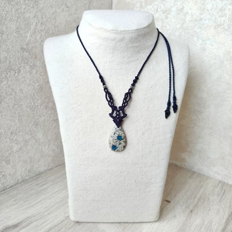靈性平衡者。K2 Blue。藍銅礦共生石。南美巴西蠟線編織項鍊