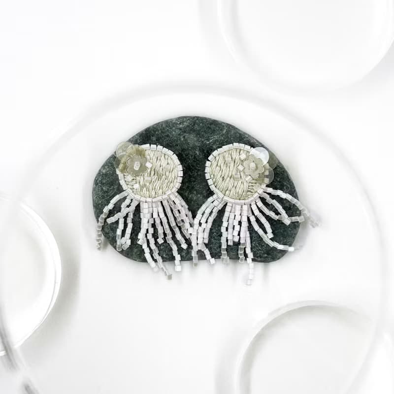 | 茷 | 耳針/耳夾 | #116 | 手刺繡水母珠串耳環 - Jellyfish