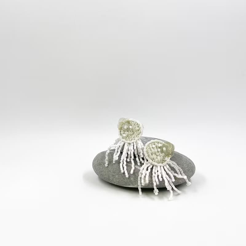 | 茷 | 耳針/耳夾 | #116 | 手刺繡水母珠串耳環 - Jellyfish