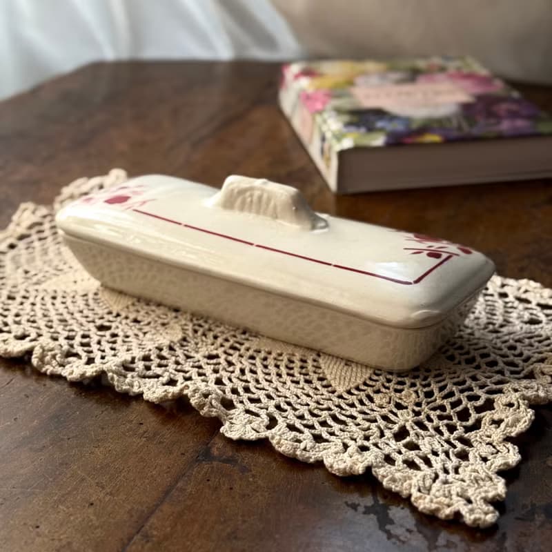 50502-迷人法國古董Saint-Amand 長形置物瓷盒附蓋