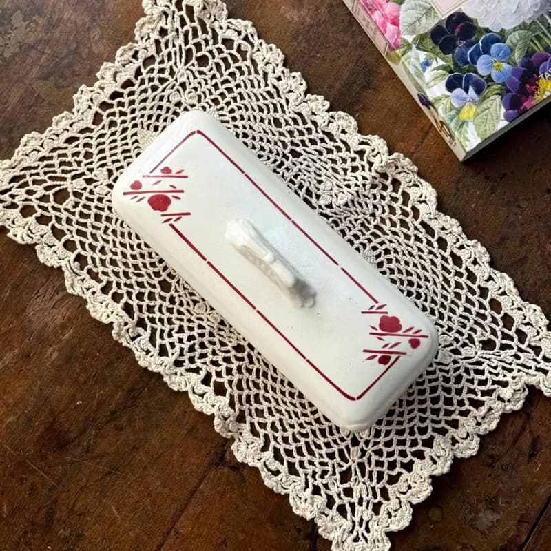 50502-迷人法國古董Saint-Amand 長形置物瓷盒附蓋