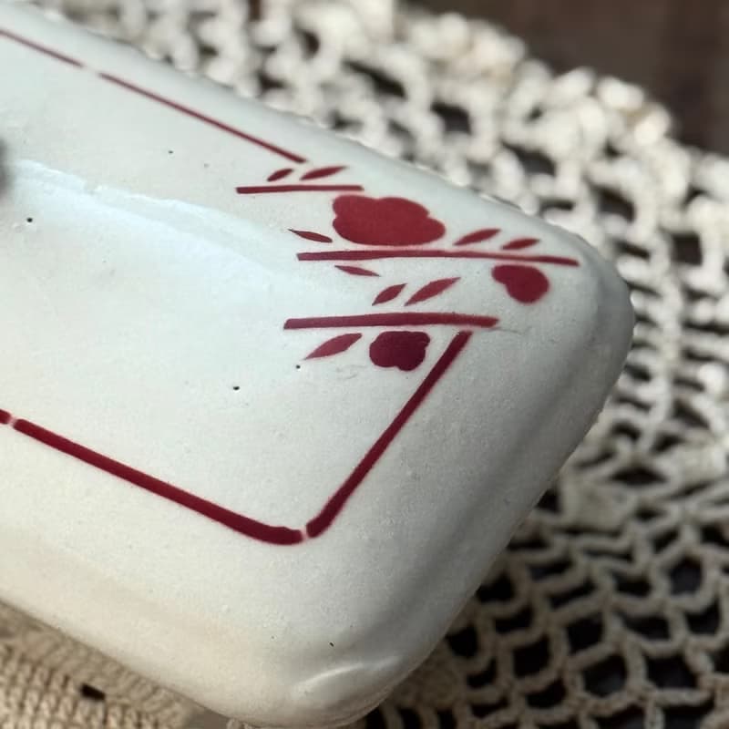 50502-迷人法國古董Saint-Amand 長形置物瓷盒附蓋