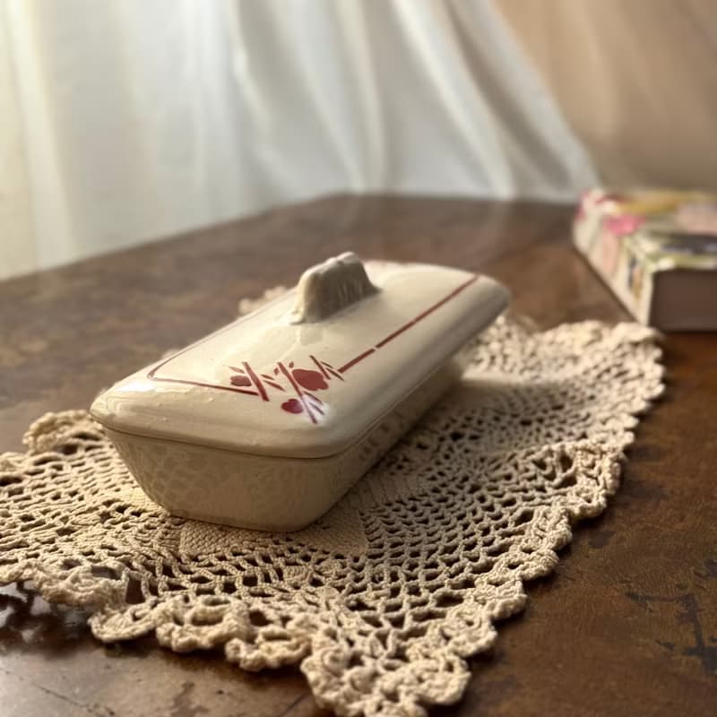 50502-迷人法國古董Saint-Amand 長形置物瓷盒附蓋