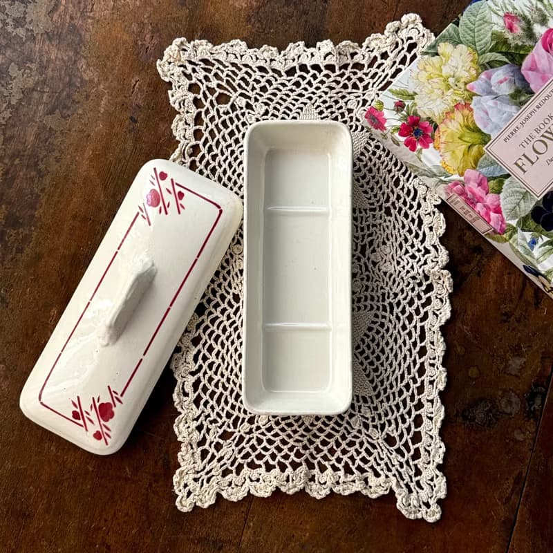 50502-迷人法國古董Saint-Amand 長形置物瓷盒附蓋