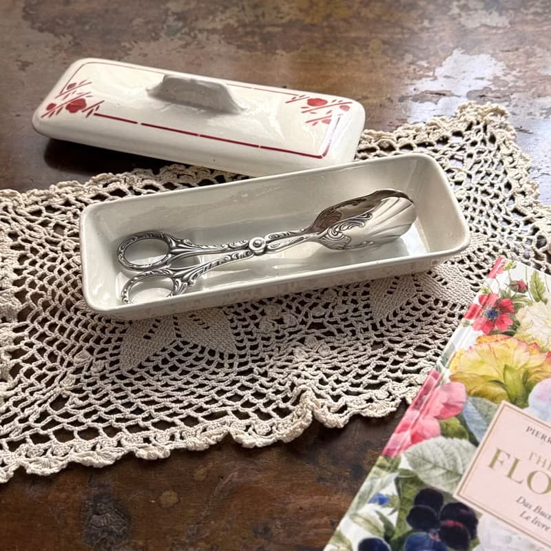 50502-迷人法國古董Saint-Amand 長形置物瓷盒附蓋