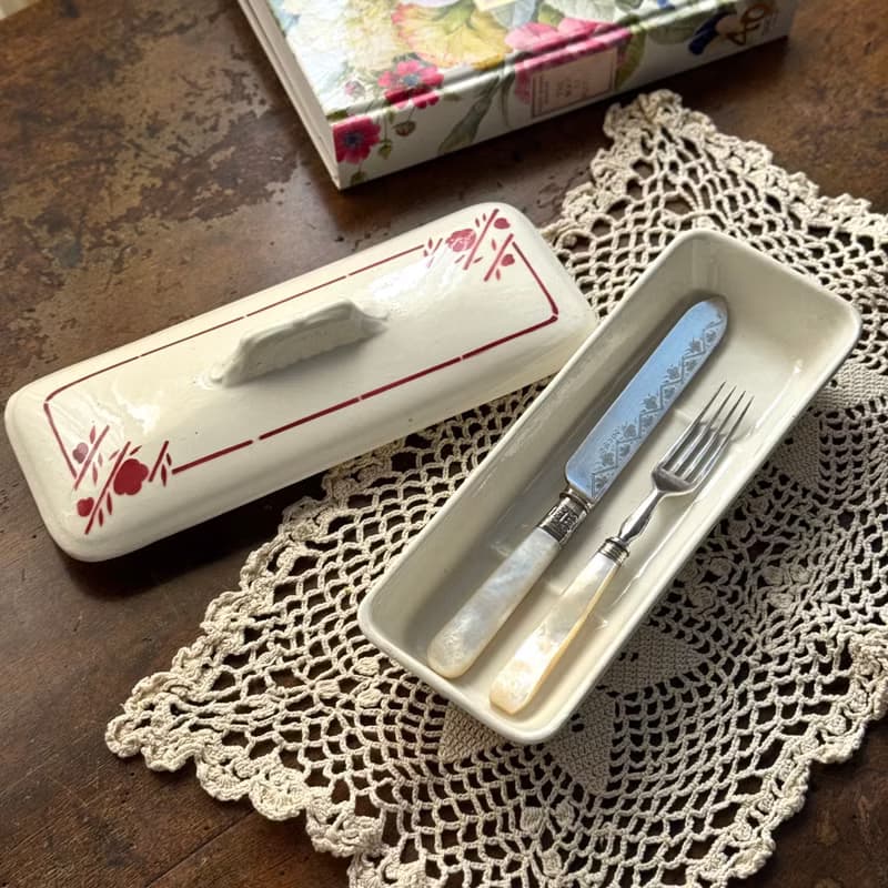 50502-迷人法國古董Saint-Amand 長形置物瓷盒附蓋