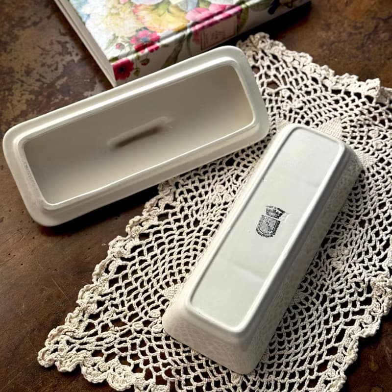 50502-迷人法國古董Saint-Amand 長形置物瓷盒附蓋