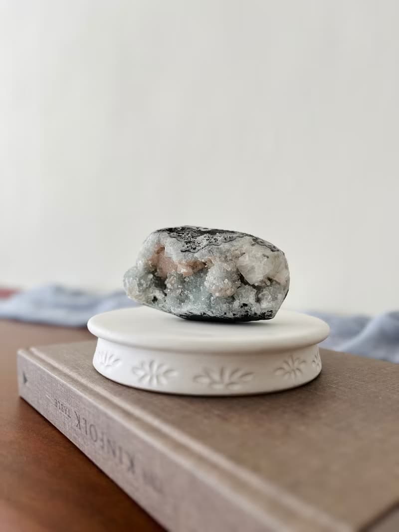 Déjà vu Ceramics 白色陶製展示台