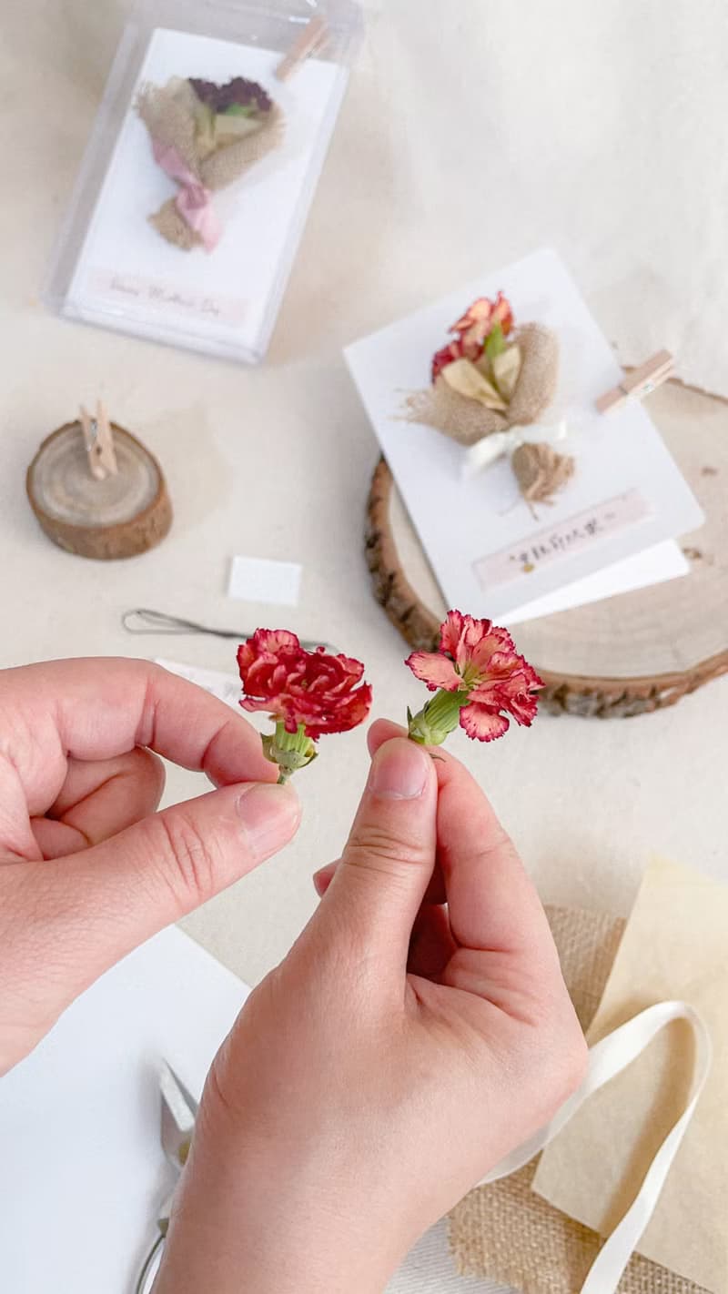 康乃馨田間小花束 x 乾燥花DIY手作摺頁卡片