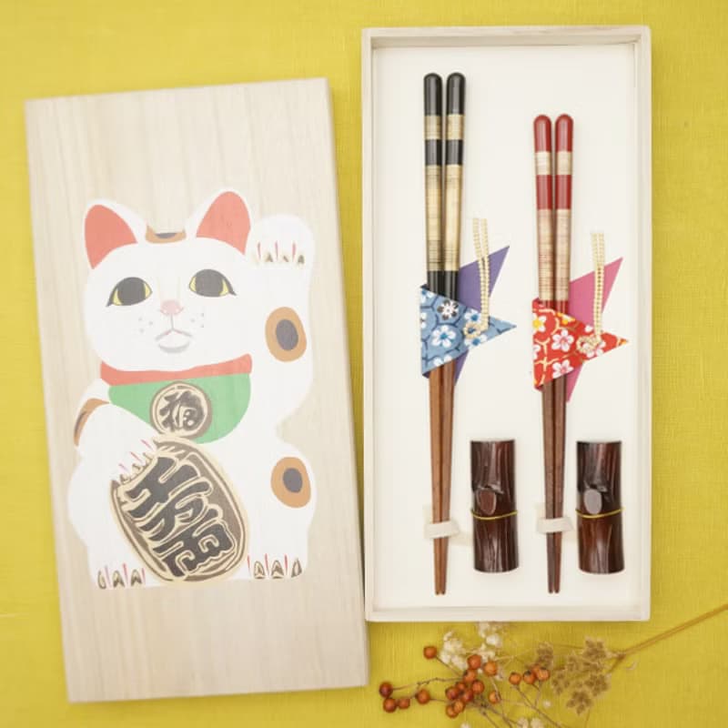 兵左衛門　箸・箸置きセット　招き猫　先角桜草・ 箸2膳、箸置き2個、桐箱に入れてセットアップされます。