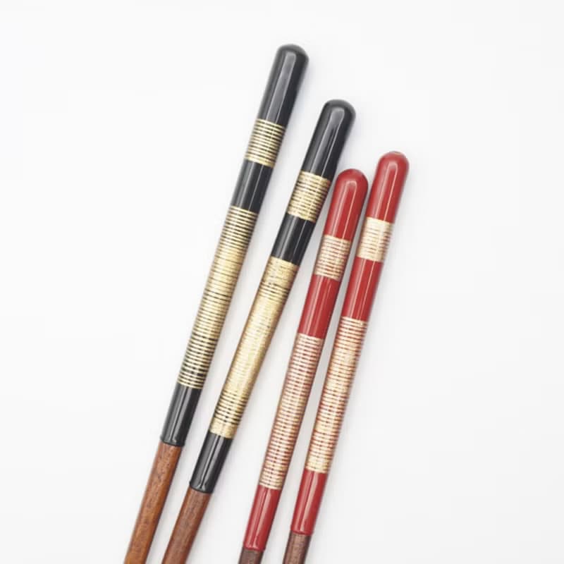 兵左衛門　箸・箸置きセット　招き猫　先角桜草・ 箸2膳、箸置き2個、桐箱に入れてセットアップされます。