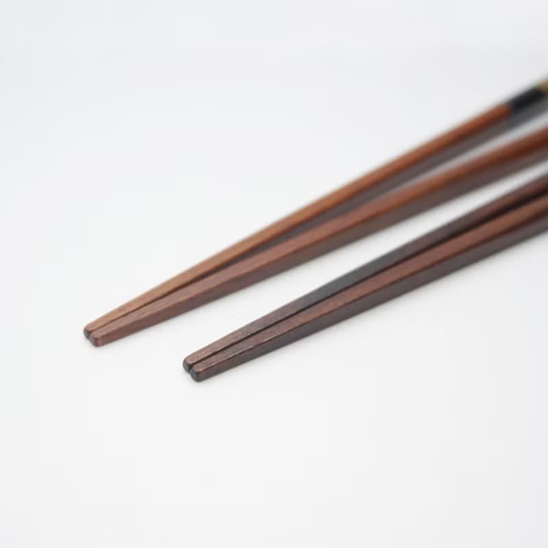 兵左衛門　箸・箸置きセット　招き猫　先角桜草・ 箸2膳、箸置き2個、桐箱に入れてセットアップされます。