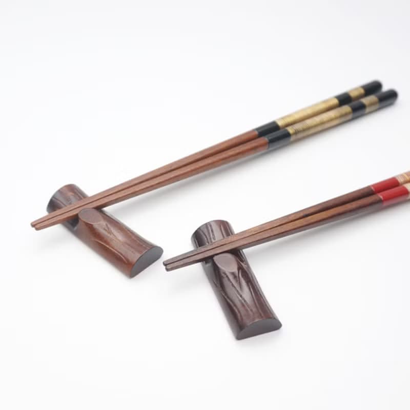 兵左衛門　箸・箸置きセット　招き猫　先角桜草・ 箸2膳、箸置き2個、桐箱に入れてセットアップされます。