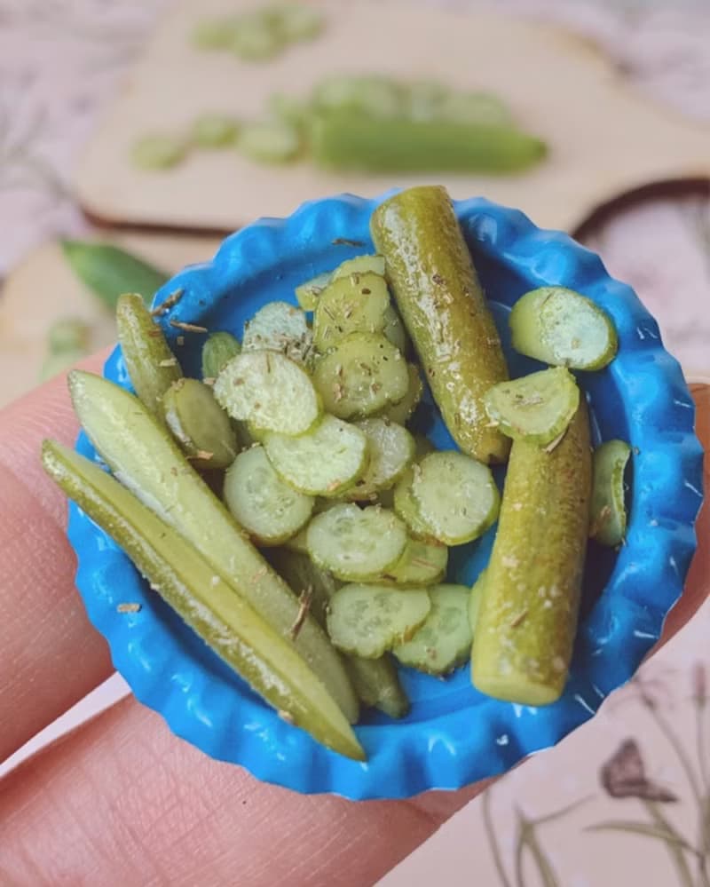 微型黃瓜手杖。 教程聚合物粘土。 迷你食品。 小蔬菜