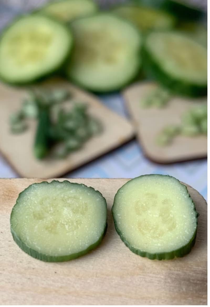 微型黃瓜手杖。 教程聚合物粘土。 迷你食品。 小蔬菜