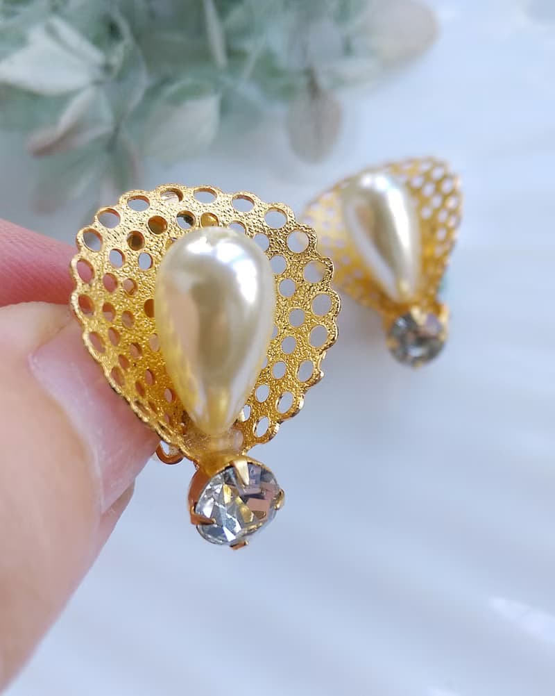 Vintage Jewelry 西洋古董飾品 立體 高領 簍空仿珠 夾式耳環