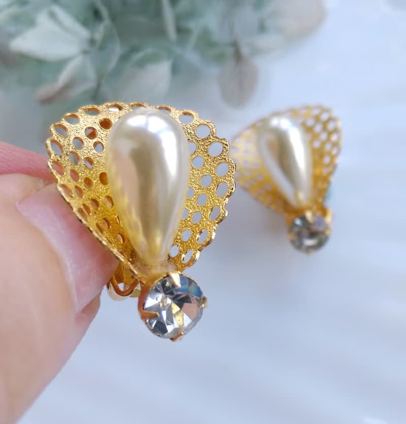 Vintage Jewelry 西洋古董飾品 立體 高領 簍空仿珠 夾式耳環