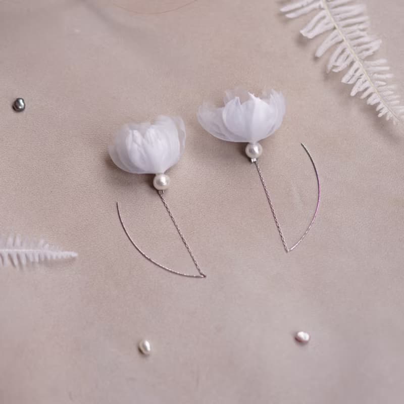 Laurie 優雅蓬鬆雪白紗花細耳針珍珠耳環