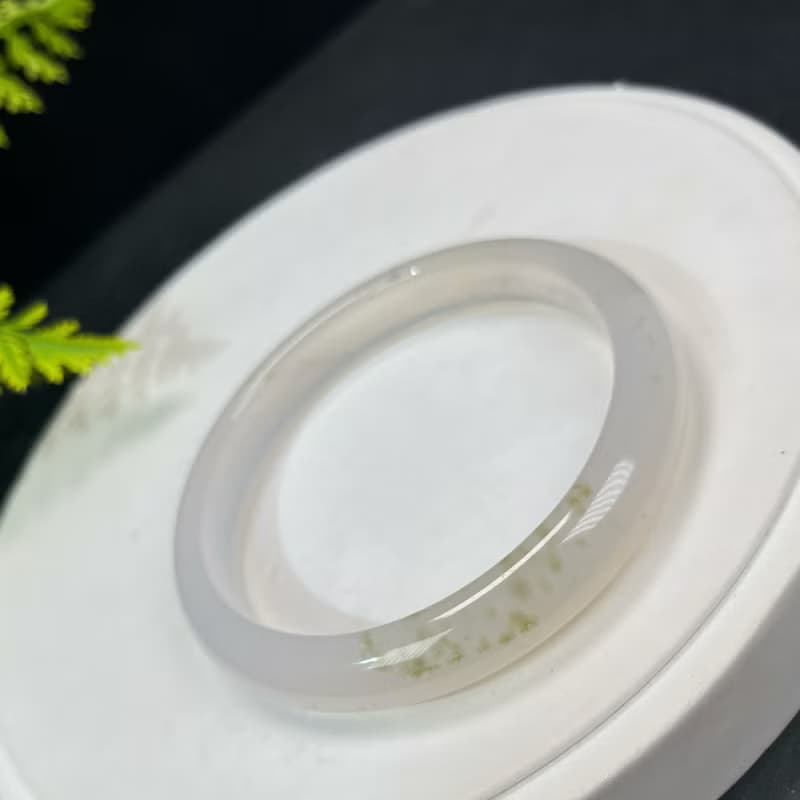 精品 白色瑪瑙手鐲 60MM 冰潤起剛飄綠朱砂點 玉髓手環 福祿雙全