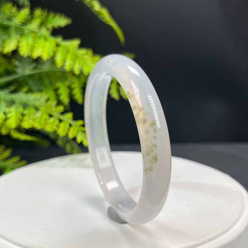 精品 白色瑪瑙手鐲 60MM 冰潤起剛飄綠朱砂點 玉髓手環 福祿雙全