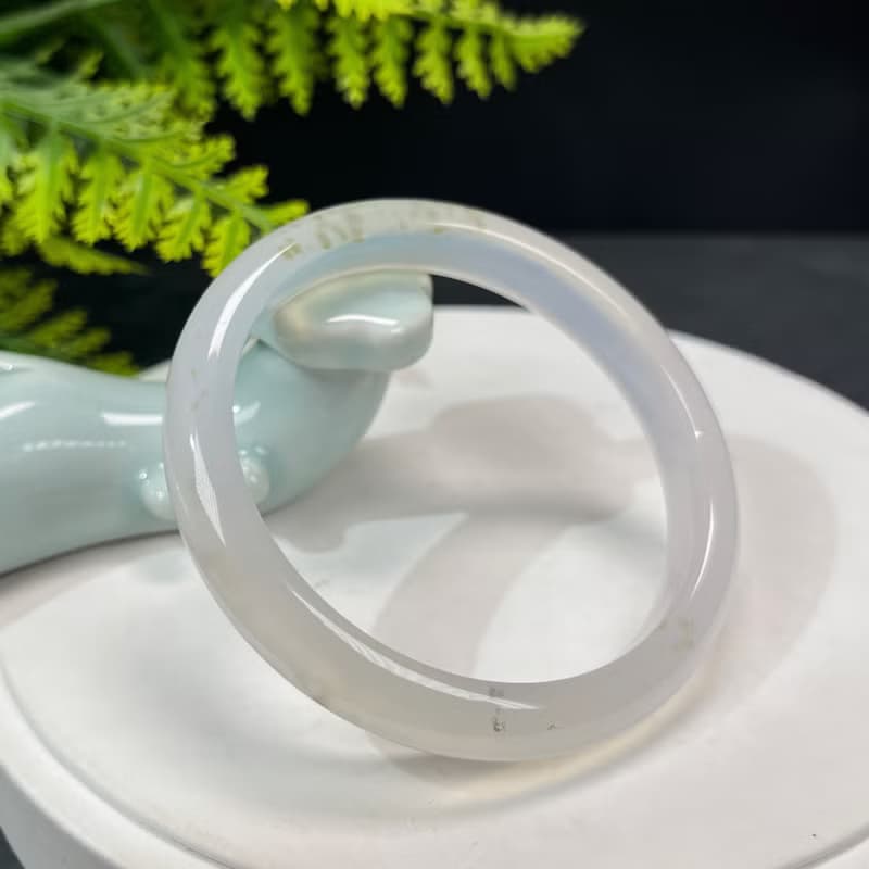 精品 白色瑪瑙手鐲 60MM 冰潤起剛飄綠朱砂點 玉髓手環 福祿雙全