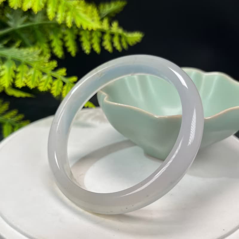 精品 白色瑪瑙手鐲 60MM 冰潤起剛飄綠朱砂點 玉髓手環 福祿雙全