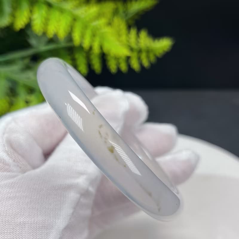 精品 白色瑪瑙手鐲 60MM 冰潤起剛飄綠朱砂點 玉髓手環 福祿雙全