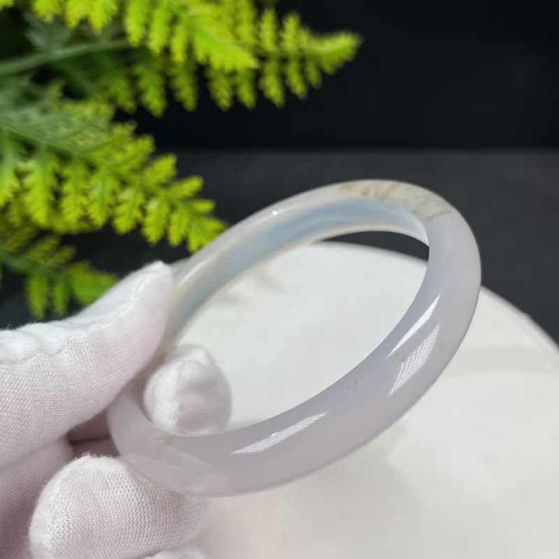 精品 白色瑪瑙手鐲 60MM 冰潤起剛飄綠朱砂點 玉髓手環 福祿雙全